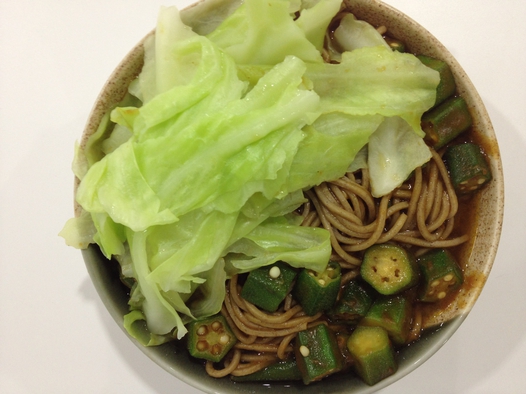咖喱秋葵荞麦面的做法