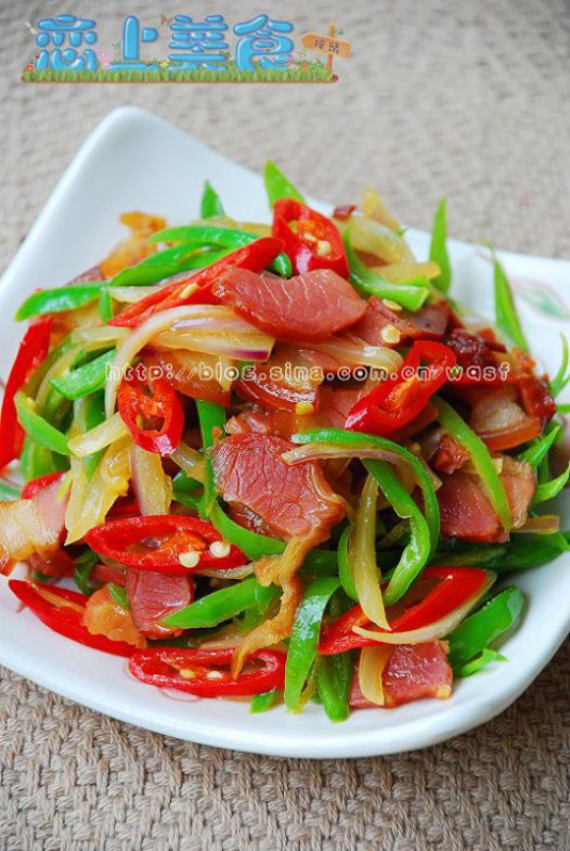 腊肉尖椒炒洋葱的做法