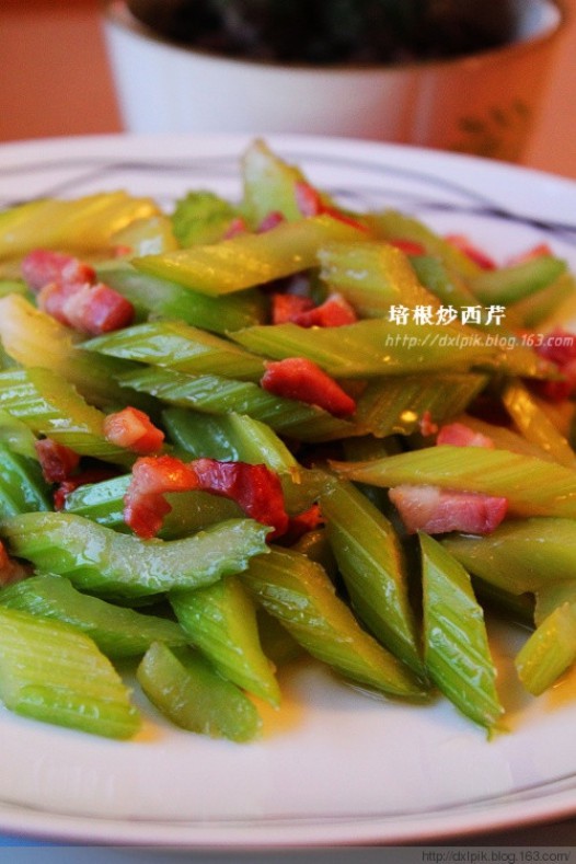 培根炒西芹的做法