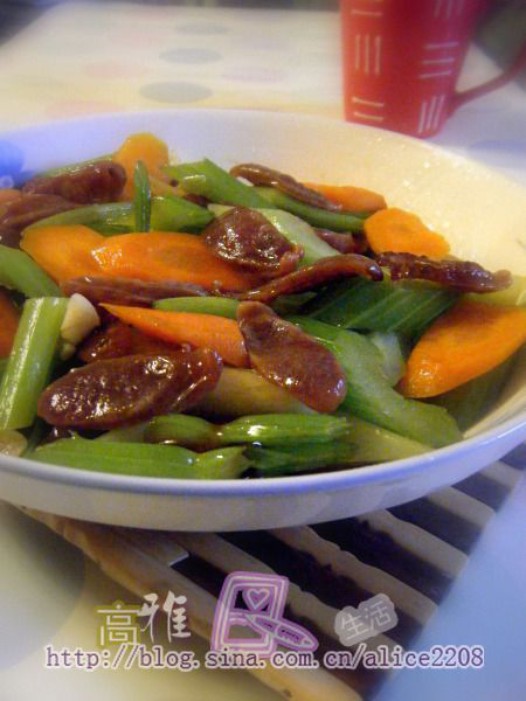 芹菜红萝卜炒腊肠的做法