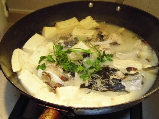 鱼头紫苏豆腐汤的做法