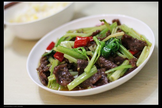 芹菜炒牛肉的做法