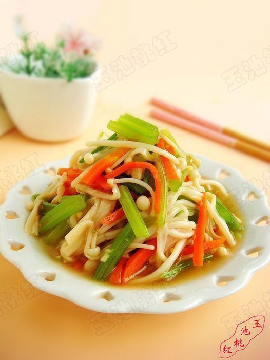 凉拌芹菜金针菇的做法
