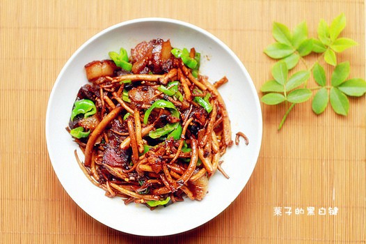 干锅腊肉茶树菇的做法