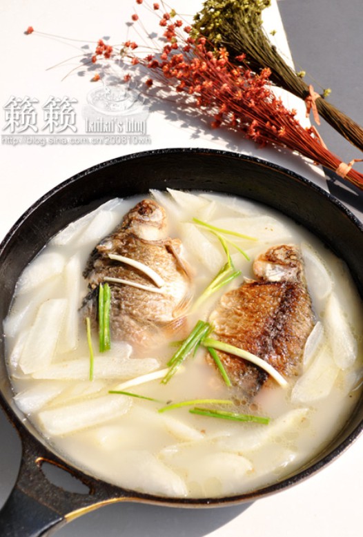 萝卜煮鲫鱼的做法