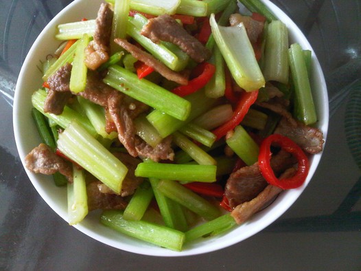 西芹炒肉的做法
