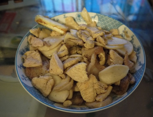 鸡腿菇炒肉的做法