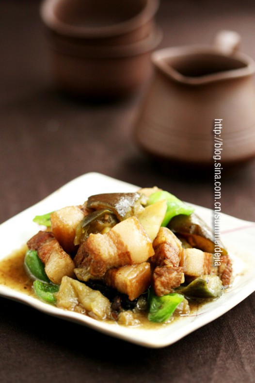 五花肉炖茄子土豆的做法