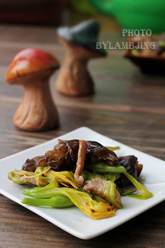 小炒木耳黄花菜的做法