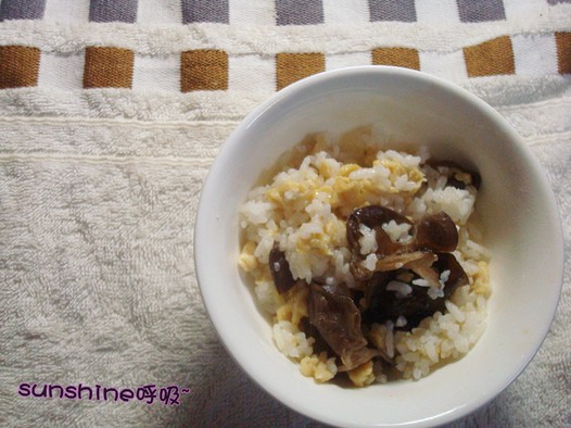 电饭煲木耳鸡蛋炒饭的做法
