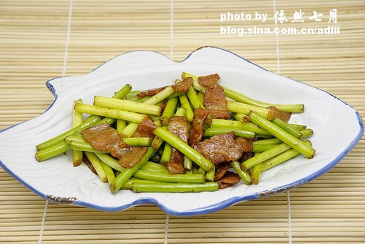 培根炒蒜苔的做法