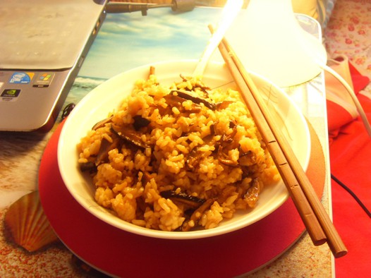 香菇虾皮炒饭的做法