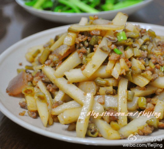 酸豆角肉末炒粉利的做法