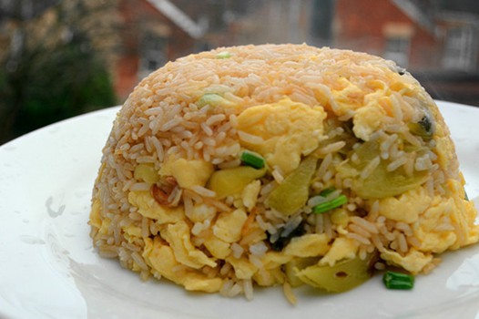 酸菜蛋炒饭的做法