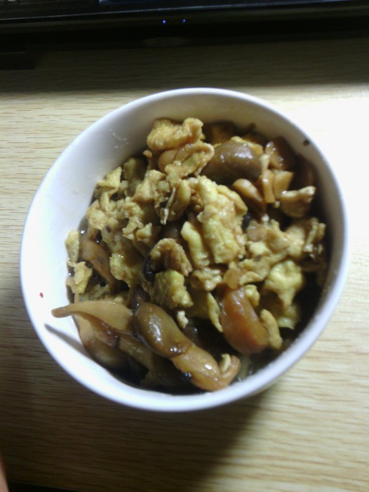 平菇炒蛋的做法