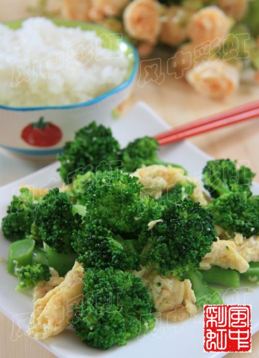 西兰花炒鸡蛋的做法