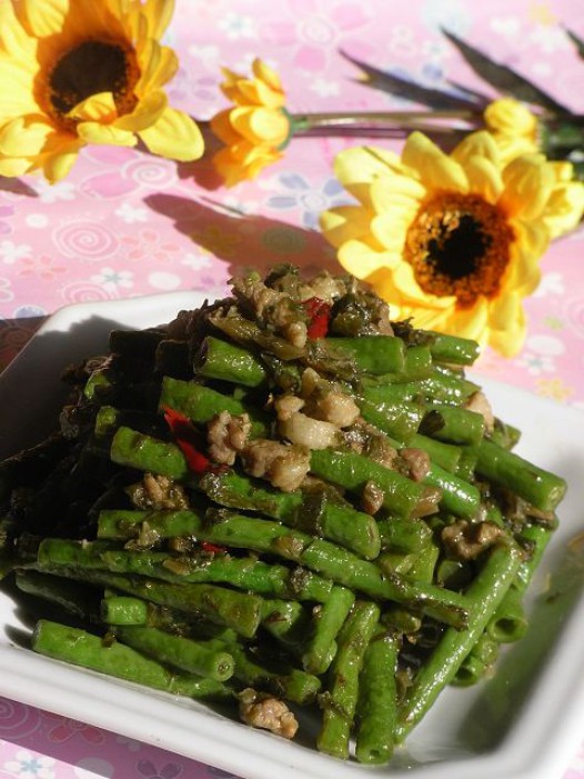 长豆角炒肉丁咸菜的做法