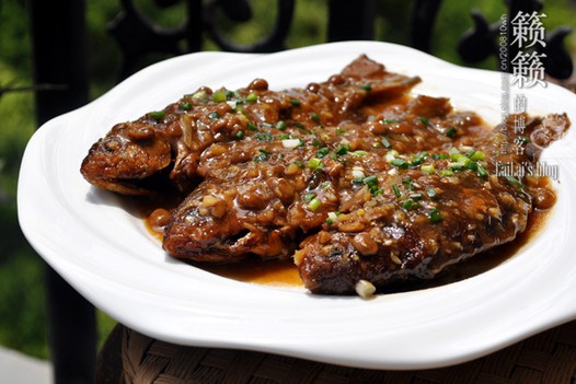 黄豆酱炆酥鲫鱼的做法