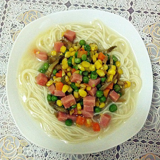 玉米青豆午餐肉浇头面的做法