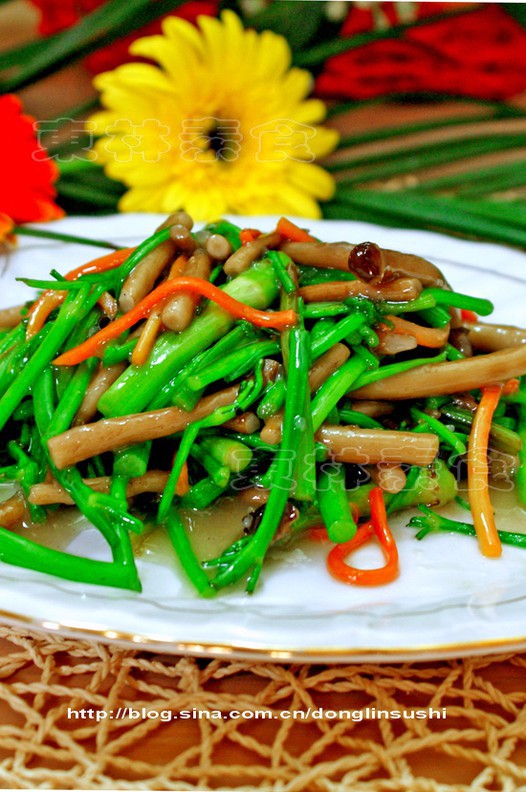 茶树菇炒野芹菜的做法