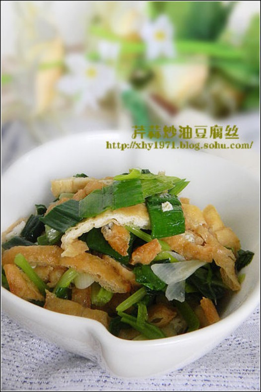 芹蒜炒油豆腐丝的做法