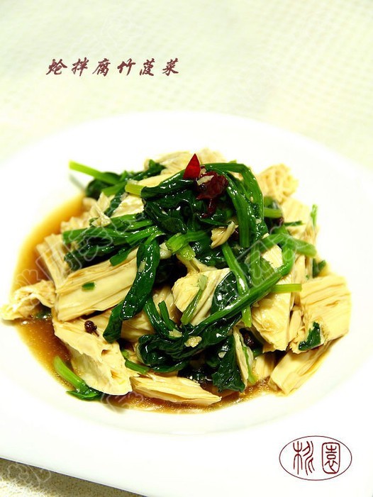 炝拌腐竹菠菜的做法