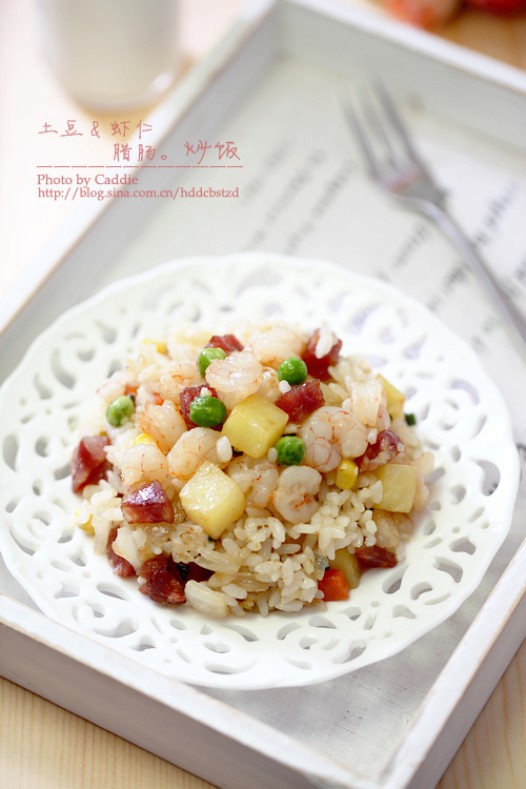 土豆虾仁腊肠炒饭的做法