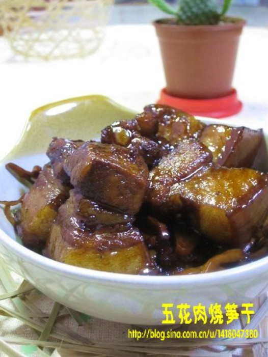五花肉烧笋干的做法