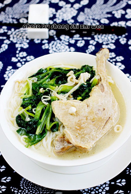 金针油菜鸭腿面的做法