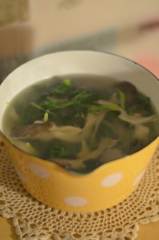 鸡毛菜蘑菇汤的做法