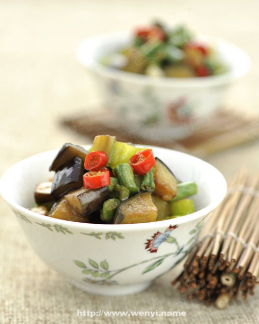 茄子青椒炒豇豆的做法