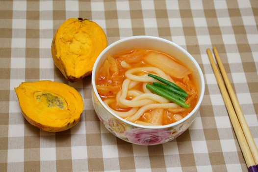 泡菜乌冬面的做法