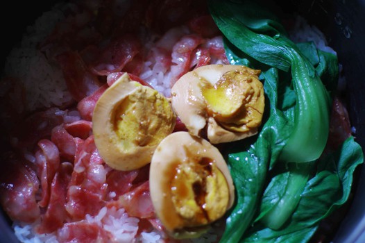 广式腊肠煲仔饭(电饭锅)的做法