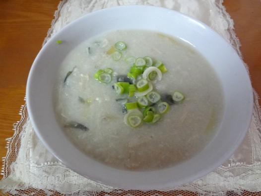 超级简单电饭煲版皮蛋瘦肉粥的做法