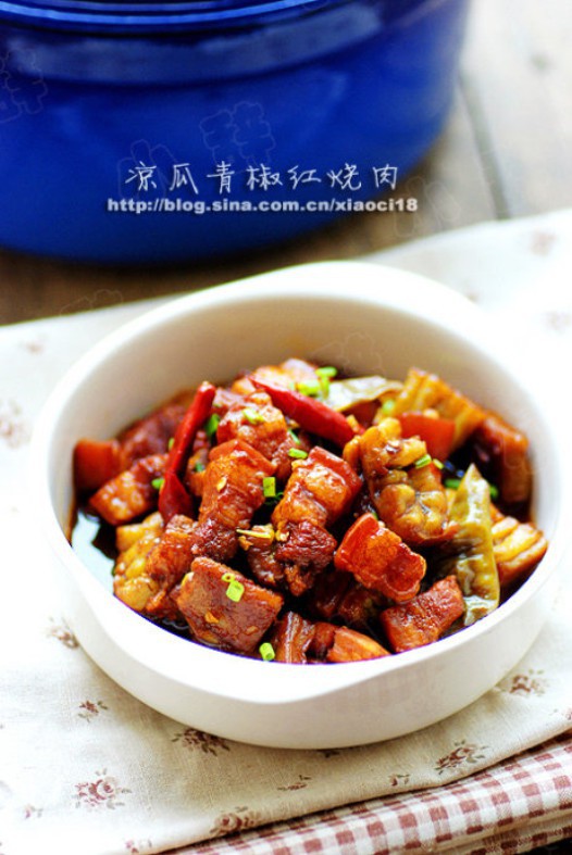 凉瓜青椒红烧肉的做法