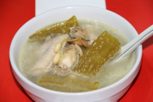 黄豆凉瓜鸡翅煲鲍鱼的做法