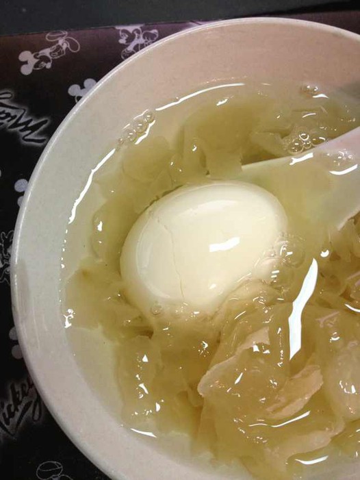冰糖雪耳炖鸡蛋糖水的做法
