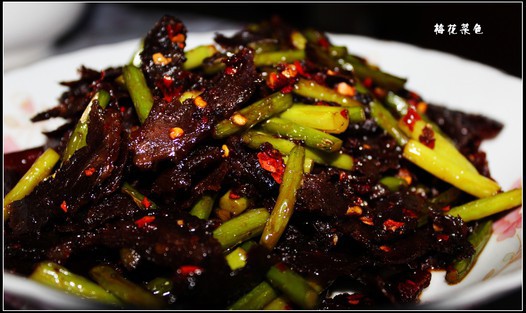 腊牛肉蒜薹的做法
