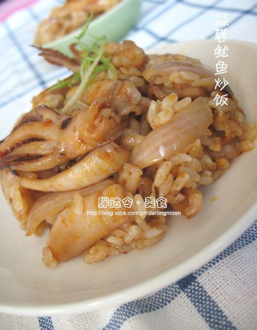 蒜蓉鱿鱼炒饭的做法
