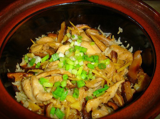 香菇鸡腿煲仔饭的做法