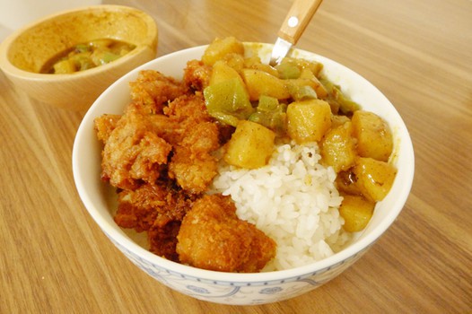 炸鸡咖喱饭的做法