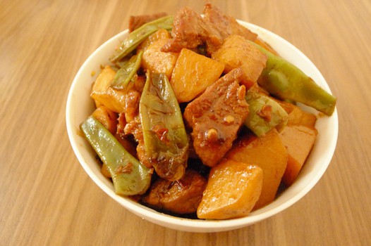 川味土豆豆角烧肉的做法