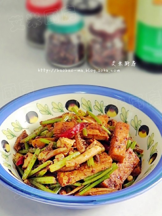 芹菜豆干炒鱿鱼须的做法