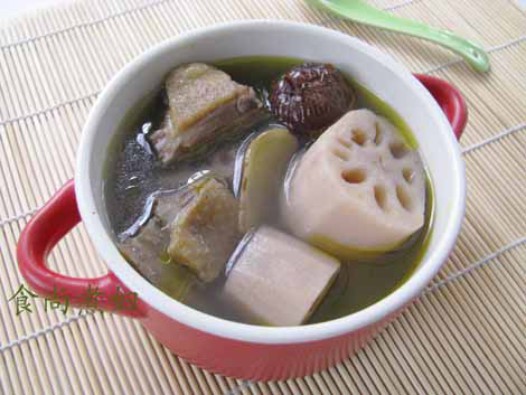 莲藕煲鸭汤的做法