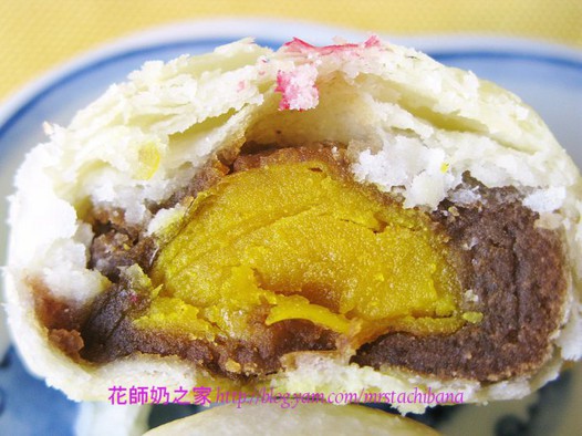 苏式豆沙蛋黄小月饼的做法