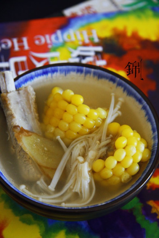 甜玉米山菌排骨汤的做法