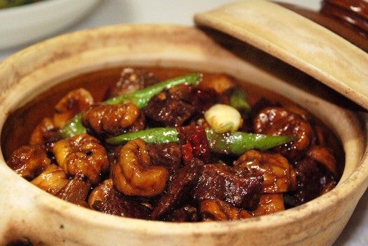 砂锅板栗烧牛肉的做法