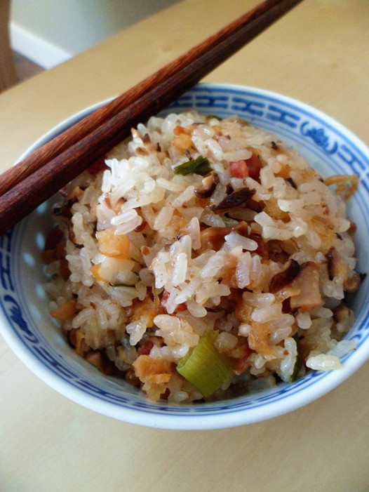 腊肠冬菇糯米饭的做法