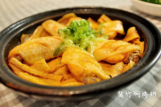 腐竹焖鸡翅的做法