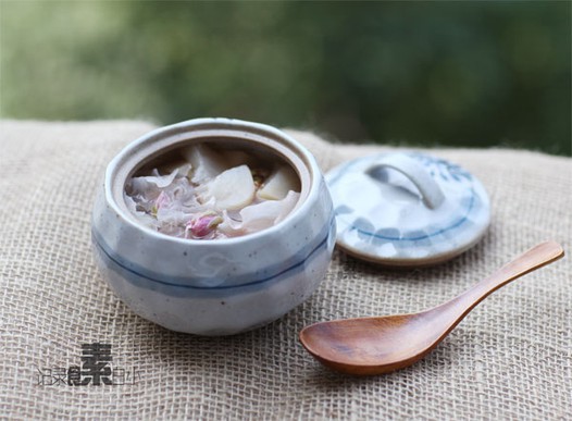 蜜桃玫瑰银耳养颜盅的做法
